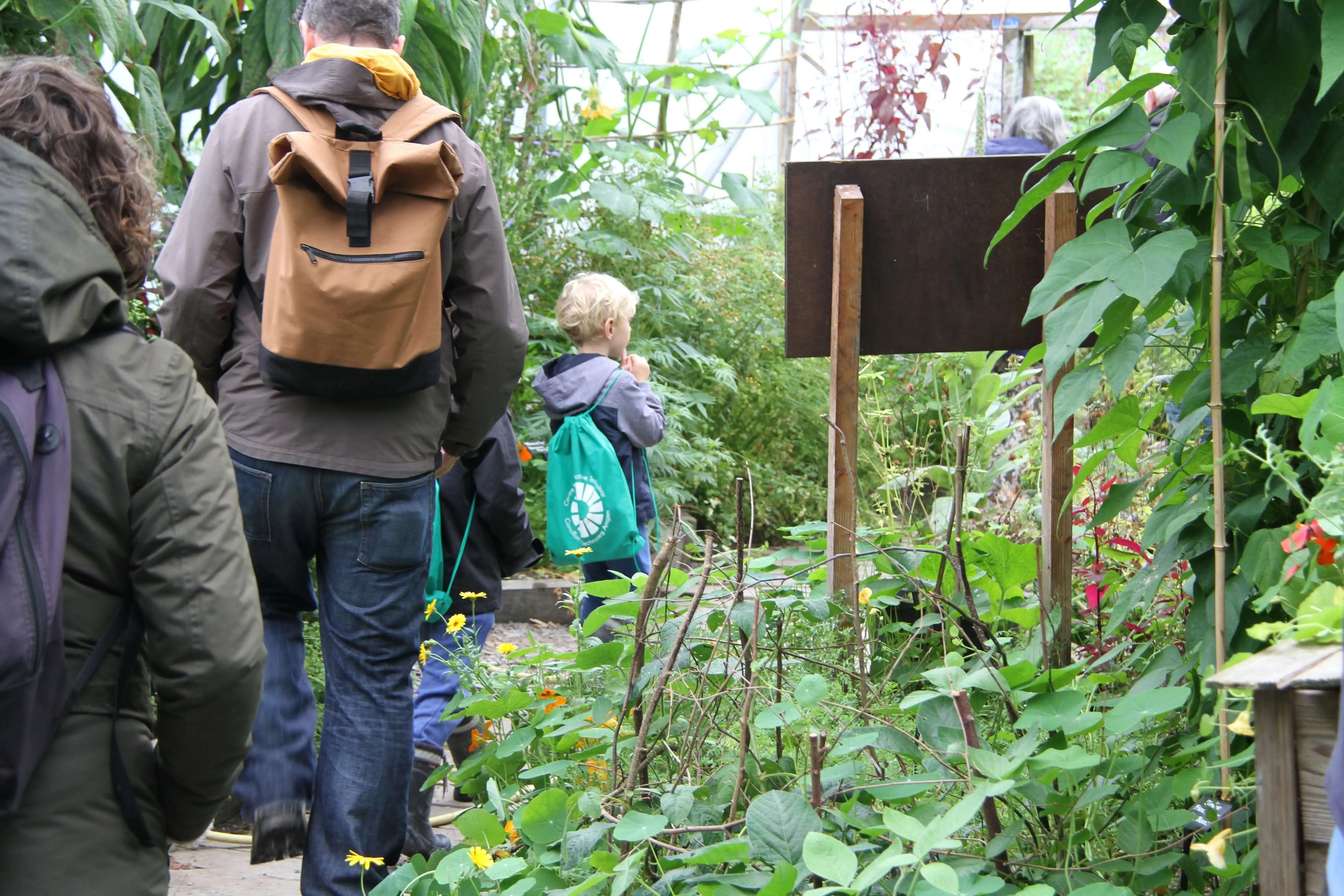 CAT_Family nature hunt